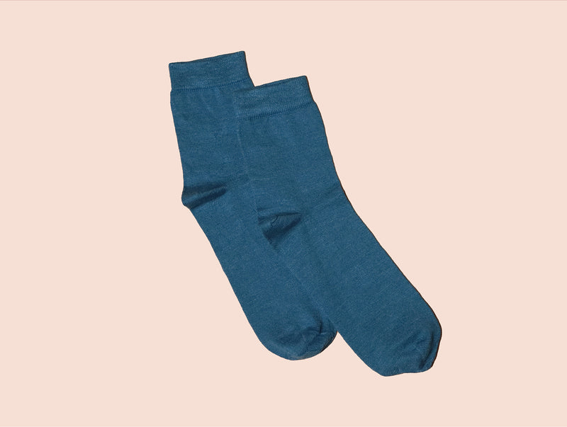 Petrone-chaussettes-lin-coton-homme-posee-bleu-céruléen