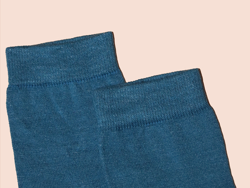 Petrone-chaussettes-lin-coton-homme-posee-bleu-céruléen