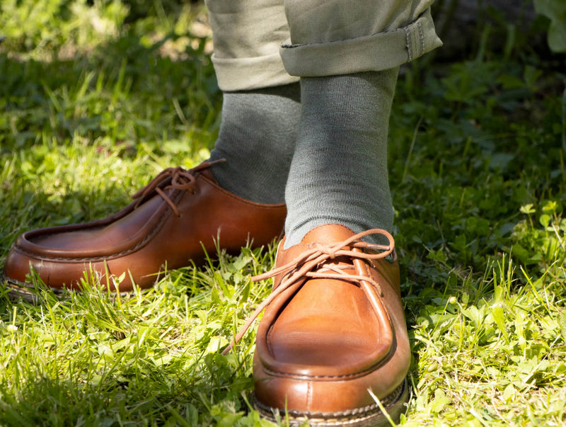 Petrone-chaussettes-lin-coton-homme-posee-sauge