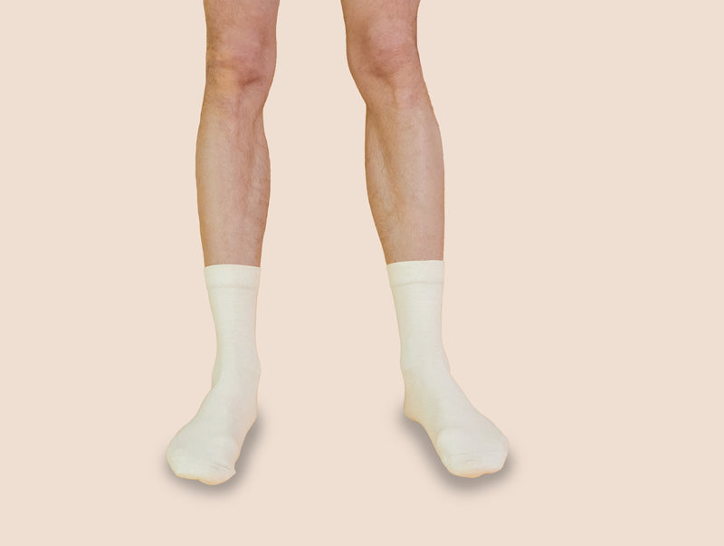 Petrone-chaussettes-lin-coton-homme-portee-blanc crème