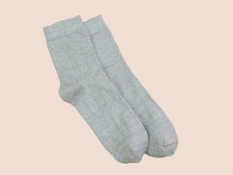 Petrone-chaussettes-lin-coton-homme-posee-gris clair