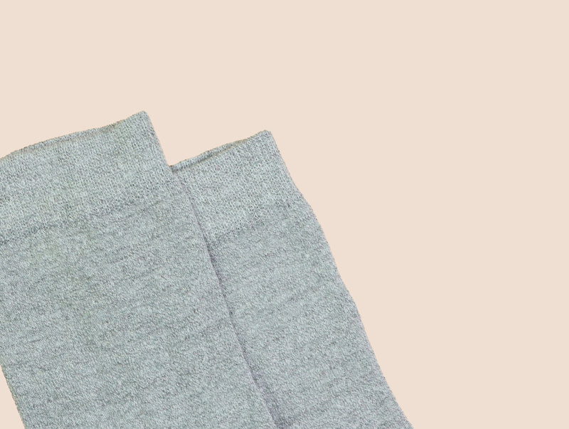 Petrone-chaussettes-lin-coton-homme-posee-gris clair