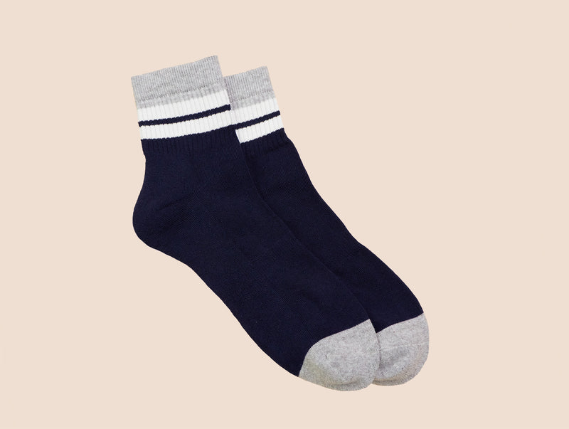 Petrone-chaussettes-tennis-coton-bio-retro-basses-homme-bleu marine-gris clair-posees