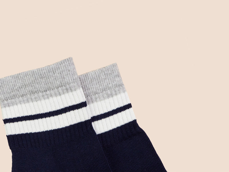 Petrone-chaussettes-tennis-coton-bio-retro-basses-homme-bleu marine-gris clair-posees