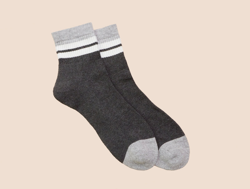 Petrone-chaussettes-tennis-coton-bio-retro-basses-homme-gris anthracite-gris clair-posees