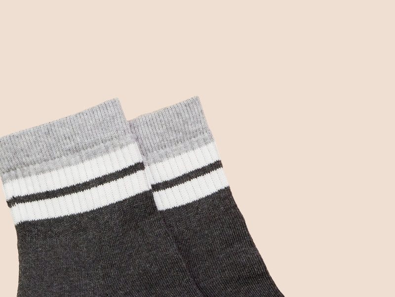 Petrone-chaussettes-tennis-coton-bio-retro-basses-homme-gris anthracite-gris clair-posees
