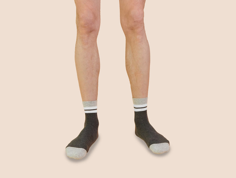 Petrone-chaussettes-tennis-coton-bio-retro-basses-homme-gris anthracite-gris clair-portées