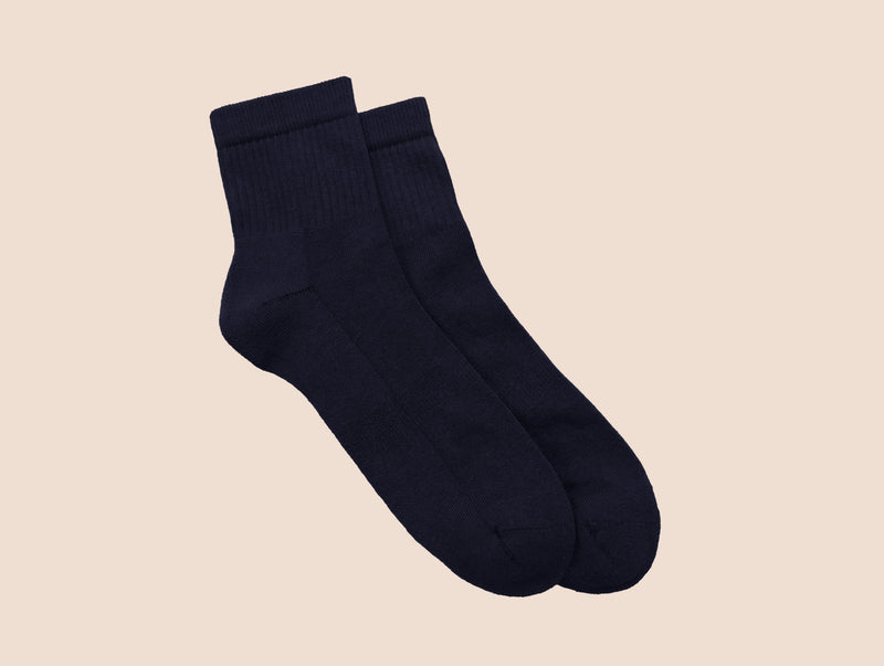 Petrone-chaussettes-tennis-coton-bio-unies-basses-homme-bleu marine-posées