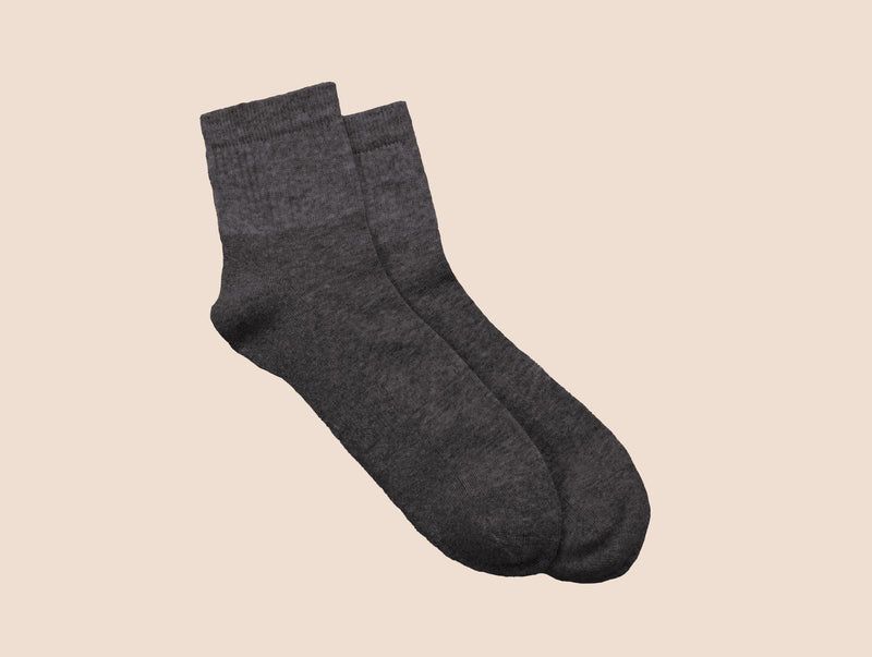 Petrone-chaussettes-tennis-coton-bio-unies-basses-homme-gris anthracite-posées
