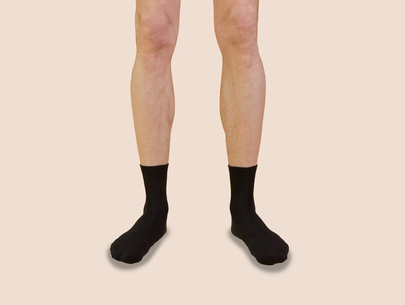 Petrone-chaussettes-tennis-coton-bio-unies-basses-homme-noir-portées