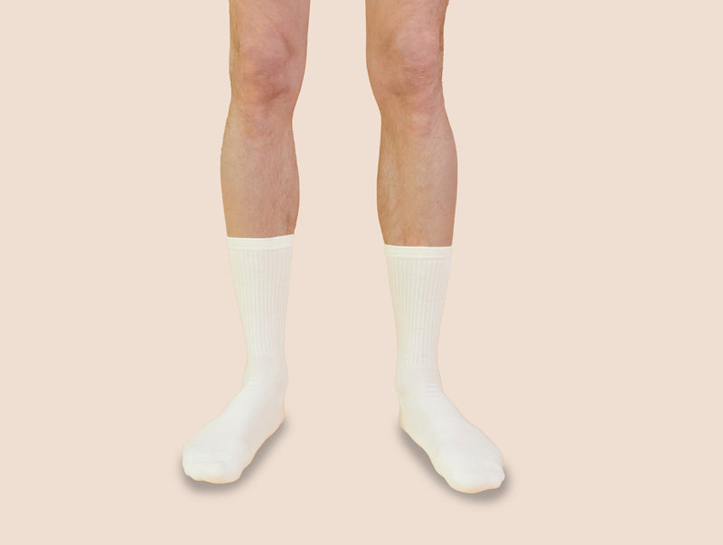 Petrone-chaussettes-tennis-coton-bio-unies-hautes-homme-blanc crème-portées