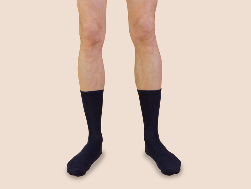 Petrone-chaussettes-tennis-coton-bio-unies-hautes-homme-bleu marine-portées