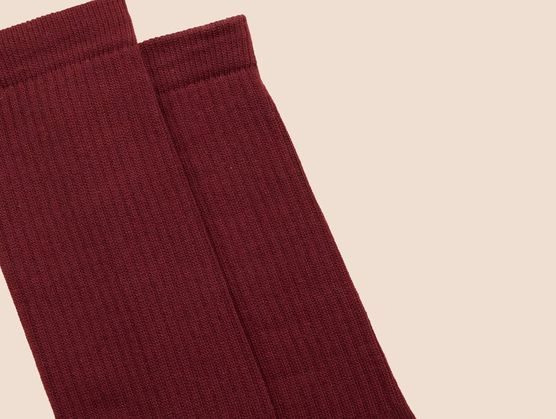 Petrone-chaussettes-tennis-coton-bio-unies-hautes-homme-bordeaux foncé-posees