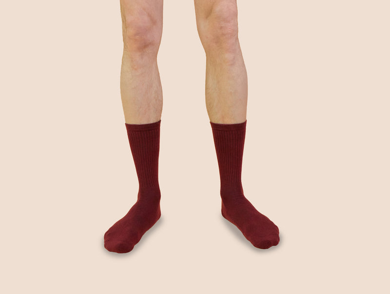 Petrone-chaussettes-tennis-coton-bio-unies-hautes-homme-bordeaux foncé-portées