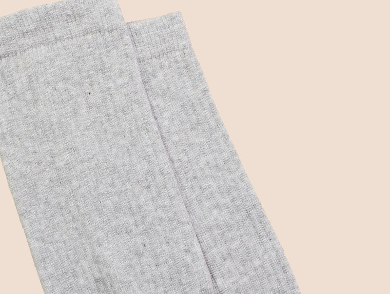 Petrone-chaussettes-tennis-coton-bio-unies-hautes-homme-gris clair chiné-posees