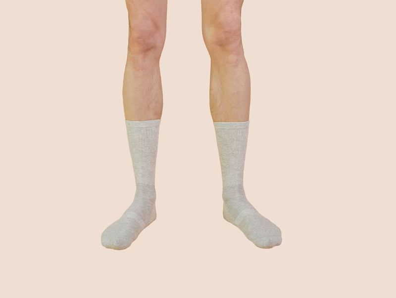 Petrone-chaussettes-tennis-coton-bio-unies-hautes-homme-gris clair chiné-portées