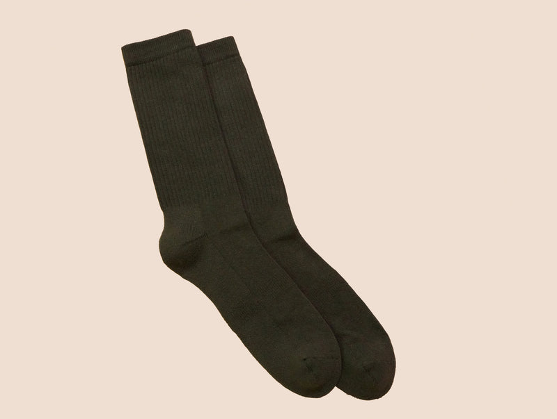 Petrone-chaussettes-tennis-coton-bio-unies-hautes-homme-vert kaki foncé-posees