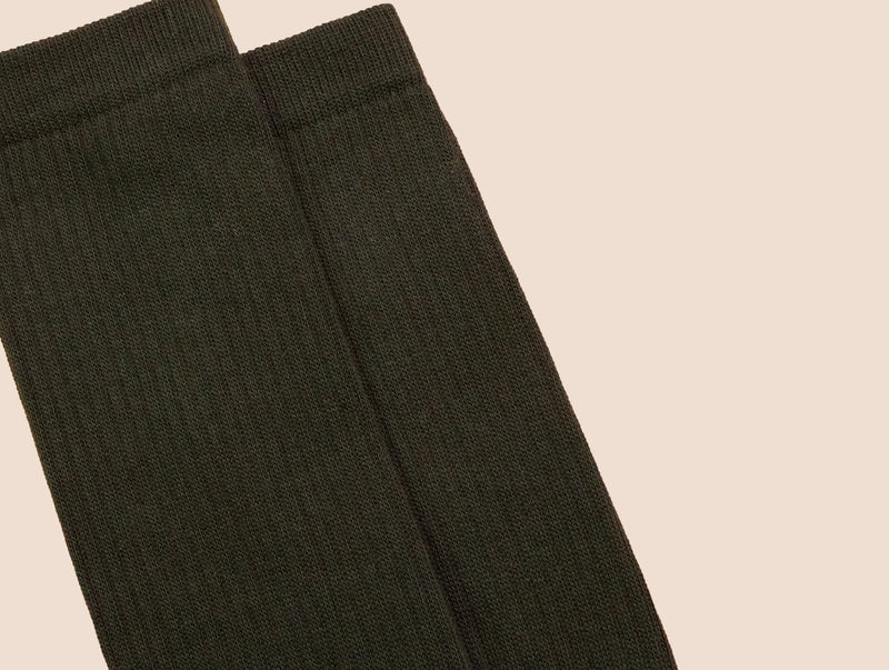 Petrone-chaussettes-tennis-coton-bio-unies-hautes-homme-vert kaki foncé-posees
