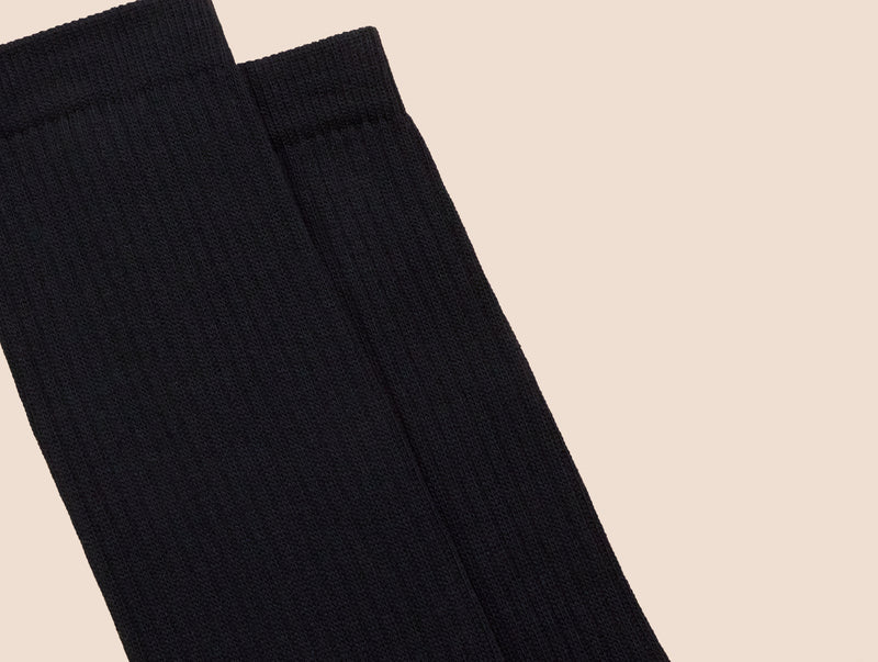 Petrone-chaussettes-tennis-coton-bio-unies-hautes-homme-noir-posees