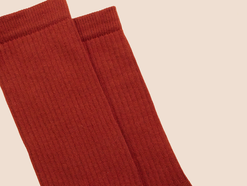 Petrone-chaussettes-tennis-coton-bio-unies-hautes-homme-rouille-posees
