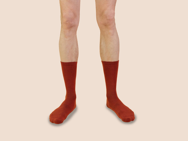 Petrone-chaussettes-tennis-coton-bio-unies-hautes-homme-rouille-portées